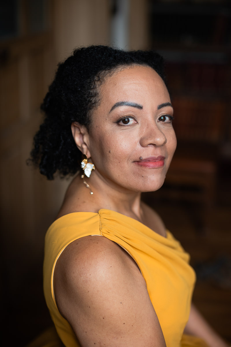 mariée métisse avec robe jaune topaze et boucles d'oreilles fleurs dorées